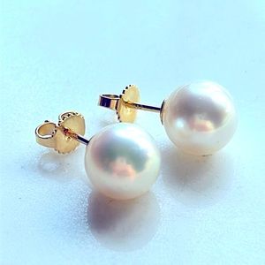 Tiffany & Co stunning 18k gold pearl stud earrings. 9.5-9.7 mm.